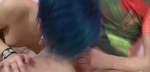  Junge Stief Schwester mit blauen Haaren beim ersten Fick